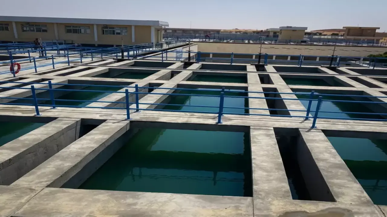 انقطاع المياه 12 ساعة في دسوق يؤثر على احتياجات السكان ويحتم التخزين المبكر